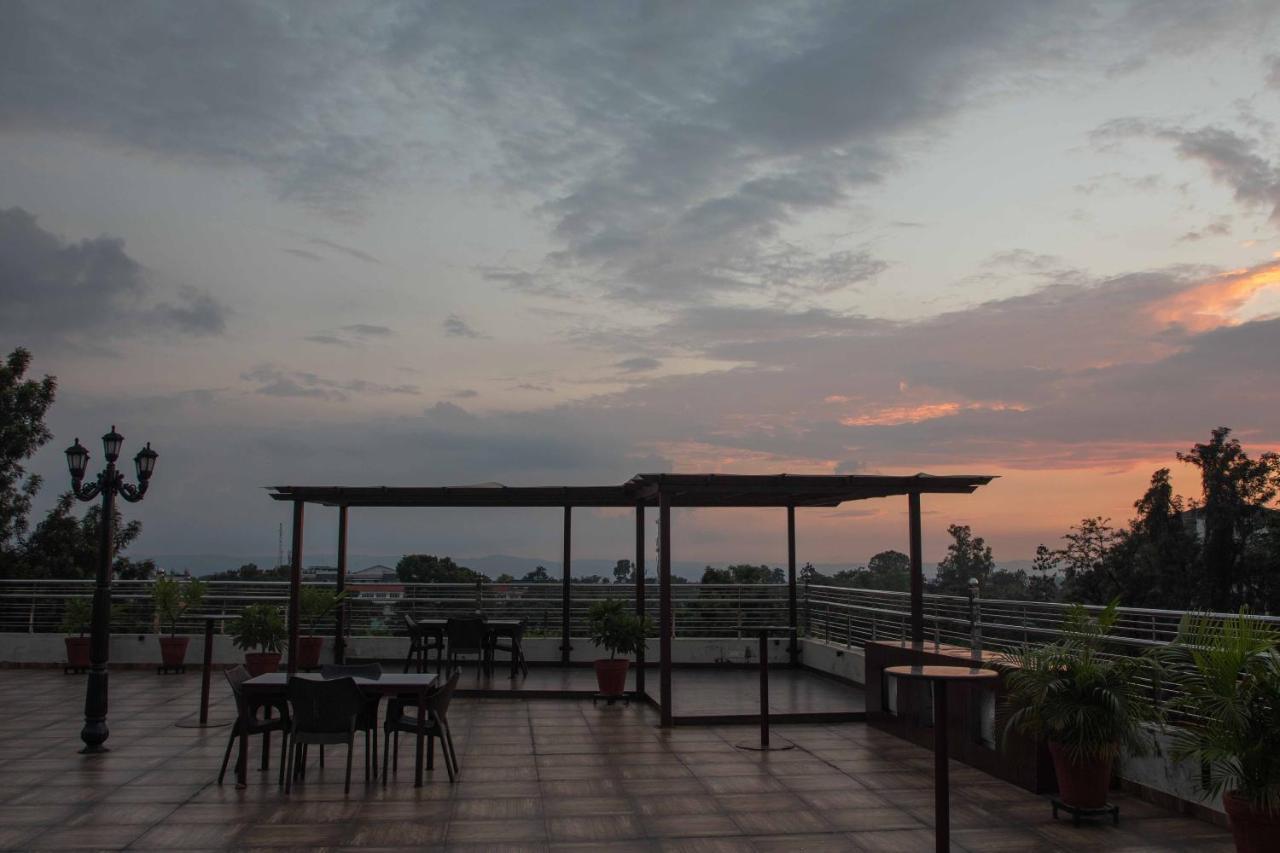 Hotel Alaya Dehradun Luaran gambar