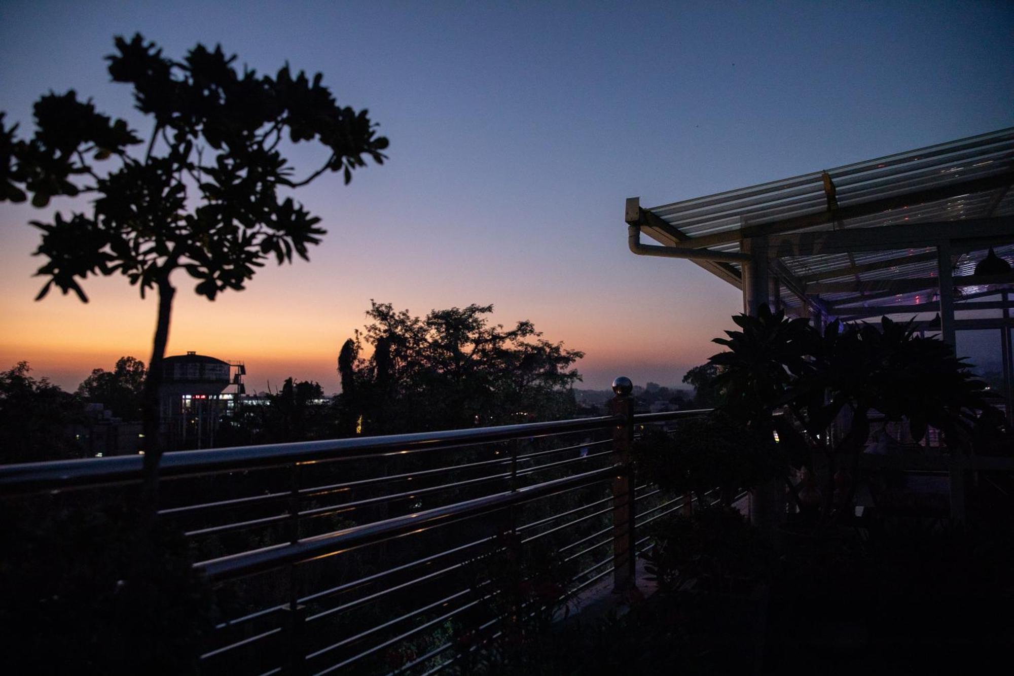 Hotel Alaya Dehradun Luaran gambar