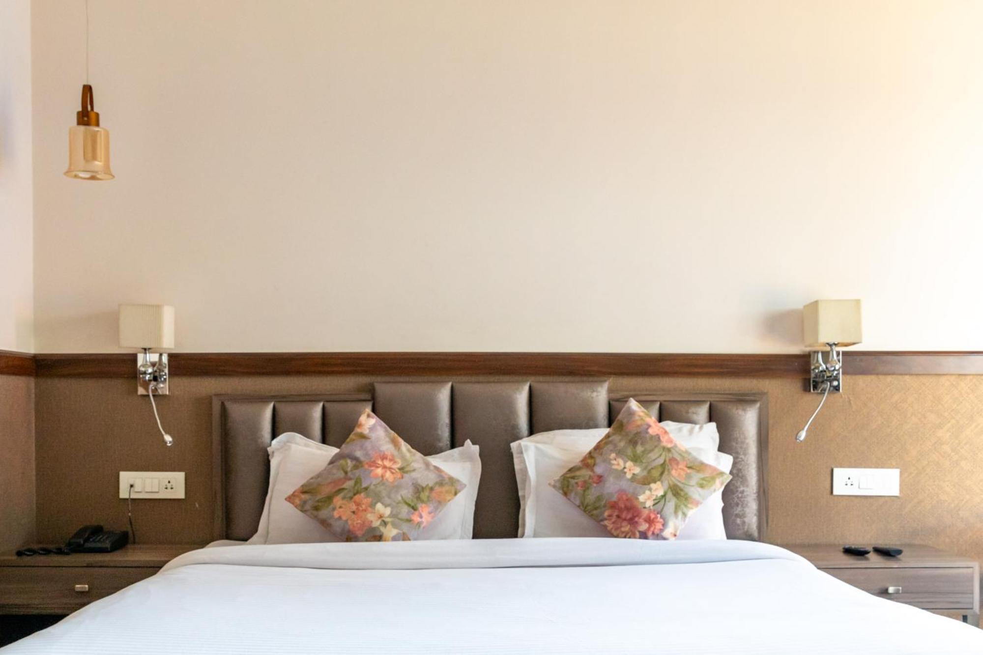 Hotel Alaya Dehradun Luaran gambar